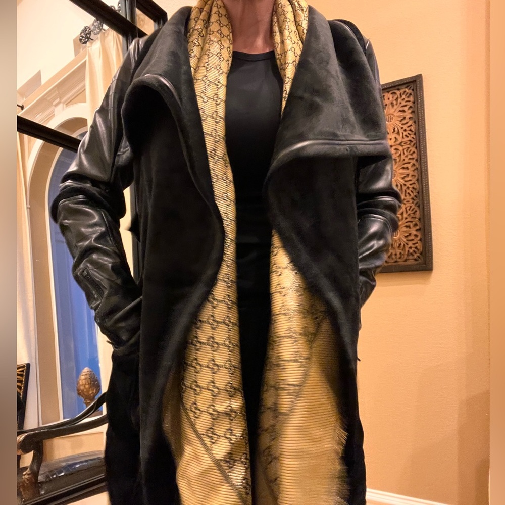 Brand new, authentic New Gucci Silk shawl/scarf - Picture 10 of 11